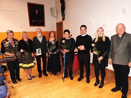 Skupinski posnetek vseh_ki so pripomogli k predstavitvi knjige Srčnice